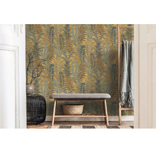 Pièce avec papier peint à motifs de fougères, banc et décorations pour une impression chaleureuse.