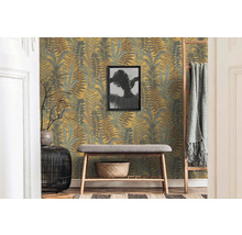 Exemple d''aménagement avec papier peint à motif végétal, banc, échelle et éléments de décoration dans une pièce lumineuse.