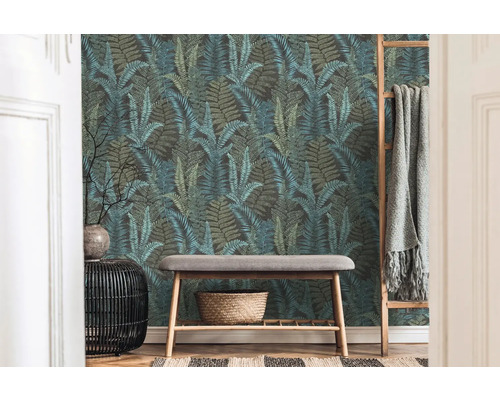 Pièce avec papier peint à motifs de fougères, banc et échelle décorative