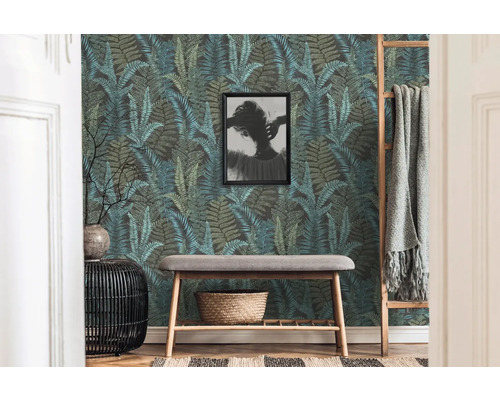 Pièce avec papier peint fougère, banc et décoration