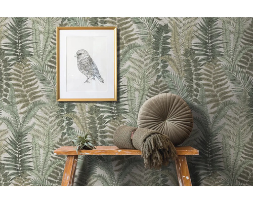 Wohnraum mit Farn Tapete, Leiterregal und Dekorationen