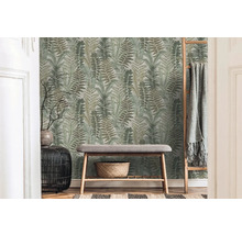 Dekoratives Interieur mit Farn Tapete, Bank und Dekoleiter