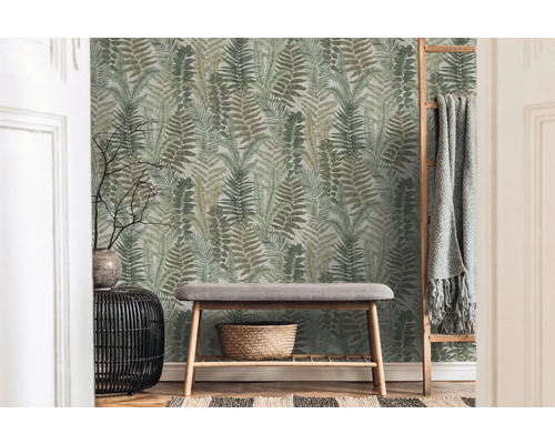 Dekoratives Interieur mit Farn Tapete, Bank und Dekoleiter