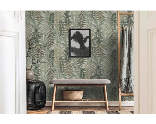 Flur mit Farnmuster-Tapete, Sitzbank und Dekoration