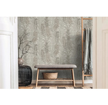 Dekoratives Interieur mit Farnmuster-Tapete, Bank und Leiter mit Decke