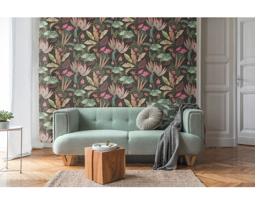 Wohnzimmer mit gemusterter Tapete, Sofa und Holzboden