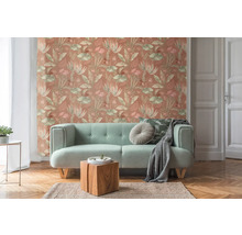 Wohnzimmer mit Couch und gemusterter Tapete mit Pflanzenmotiven