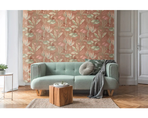 Salon avec canapé et papier peint à motifs de plantes