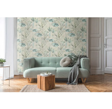 Zimmer mit Sofa und Dschungeltapete mit Pflanzenmotiven