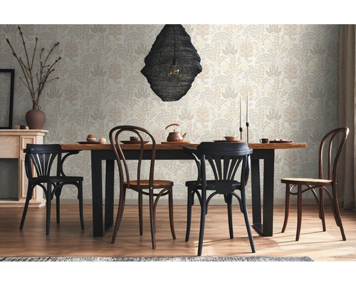 Esszimmer mit Esstisch, Stühlen und floraler Tapete