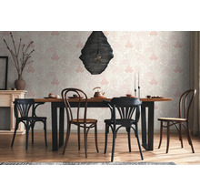 Esszimmer mit Holztisch, Stühlen und floraler Tapete