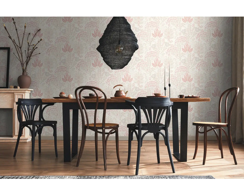 Esszimmer mit Holztisch, Stühlen und floraler Tapete