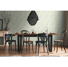 Esszimmer mit Holztisch, Stühlen und floraler Tapete