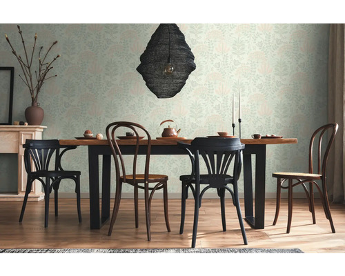 Esszimmer mit Holztisch, Stühlen und floraler Tapete