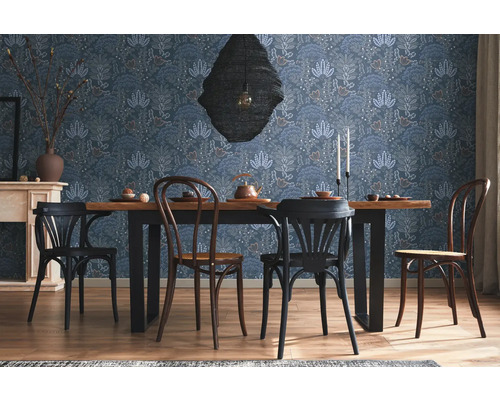 Esszimmer mit Esstisch, Stühlen und floraler Tapete