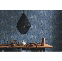 Ein Esszimmer mit einem Holztisch, Geschirr, einer Pendelleuchte und einer floralen Tapete.
