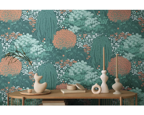 Papier peint à motifs avec des motifs de forêt et d''arbres derrière une table en bois avec décoration