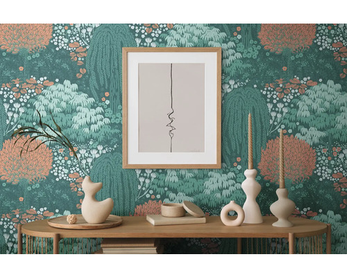 Intérieur décoratif avec papier peint à motifs, table et accessoires d''habitation.