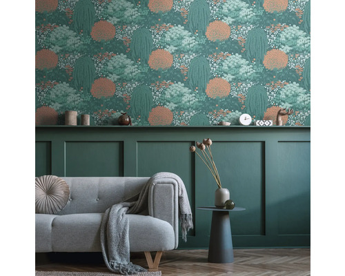 Salon avec canapé et papier peint à motif d''arbres pour une ambiance lumineuse et organisée