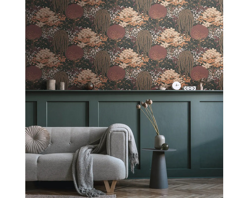 Wohnzimmer mit floral gemusterter Tapete, Sofa und Dekorationen auf einem Regal