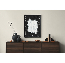 Dekoriertes Sideboard mit abstraktem Gemälde und Vasen