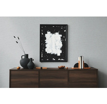 Dekoratives Wohnzimmer mit dunklem Holzschrank und Kunstwerk an der Wand