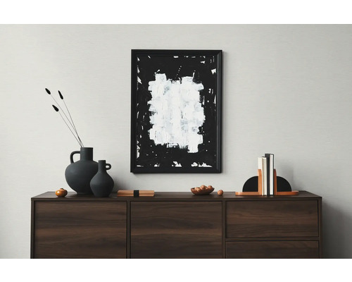 Modernes Wohnzimmer mit Kommode, Dekoration und abstraktem Gemälde