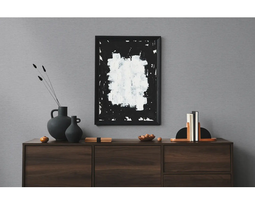 Dekoratives Interieur mit Kommode, abstrakter Kunst und Vasen