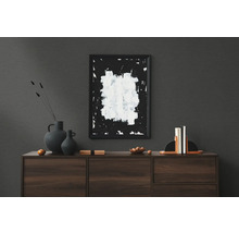 Gemälde mit abstraktem Design über Sideboard mit Dekoration