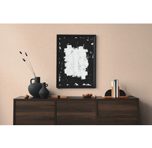 Modernes Wohnzimmer mit Sideboard, Dekoration und gerahmtem Bild