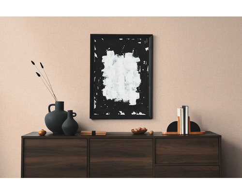 Modernes Wohnzimmer mit Sideboard, Dekoration und gerahmtem Bild