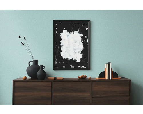 Wohnzimmer mit Sideboard, Dekorationsvasen, abstraktem Gemälde und Bücherstützen