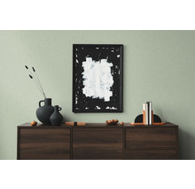 Dekoratives Wohnzimmer mit Sideboard, Gemälde, Vasen und Buchstützen