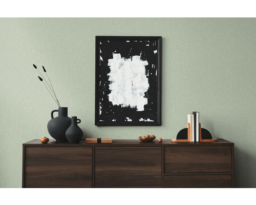Dekoratives Wohnzimmer mit Sideboard, Gemälde, Vasen und Buchstützen