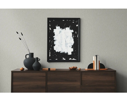 Dekoratives Wohnzimmer mit Sideboard, Vasen und gerahmtem abstrakten Gemälde