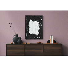 Wohnzimmer mit Kommode, abstrakter Kunst und dekorativen Elementen