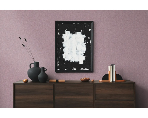 Wohnzimmer mit Kommode, abstrakter Kunst und dekorativen Elementen