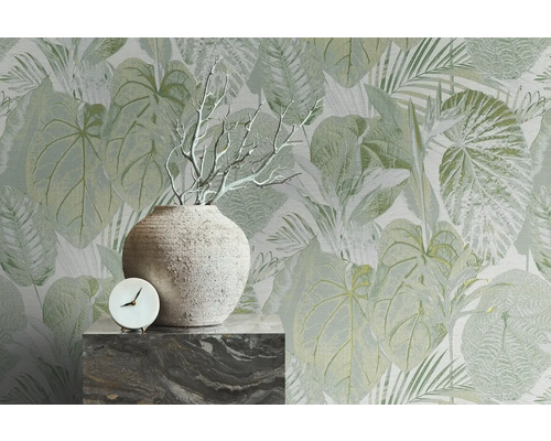 Dekorative Tapete mit Blattmuster, Vase, Dekoration und Uhr auf Sockel
