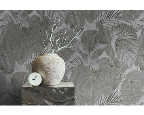 Dekorative Tapete mit Pflanzenmuster, Vase, Uhr und Dekoration