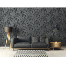 Wohnzimmer mit Sofa vor dunkler Blättertapete