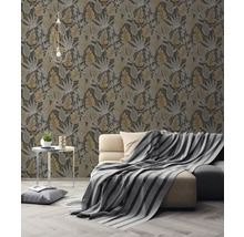 Wohnzimmer mit floral gemusterter Tapete, Sofa und Beistelltisch