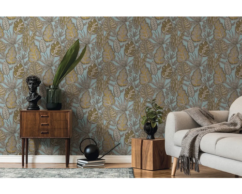 Dekoratives Zimmer mit gemusterter Tapete, Kommode und Sofa