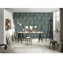 Atelier mit Esstisch, Hocker, Staffelei, Holzregal und Vliestapete mit Blättermotiv