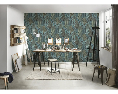 Atelier avec table à manger, tabouret, chevalet, étagère en bois et papier peint intissé à motif de feuilles