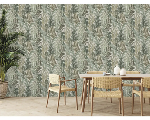 Esszimmer mit Farnmuster-Tapete, Holztisch und Rattan-Stühlen sowie einer Zimmerpflanze im Korb