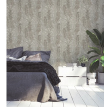 Schlafzimmer mit Bett und Wandtapete mit Pflanzenmuster
