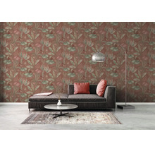 Wohnzimmer mit Couch, Teppich und Dschungeltapete mit Pflanzenmotiven