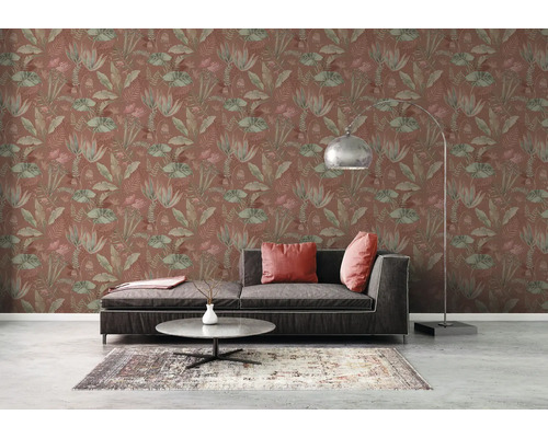 Salon avec canapé, tapis et papier peint jungle à motifs végétaux