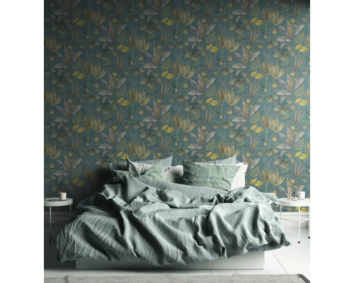 Chambre à coucher avec papier peint intissé floral et lit