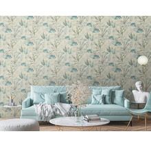Wohnzimmer mit gemusterter Tapete mit floralem Design, Sofa, Lampe und Dekoration